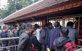 Bất chấp mưa rét, hàng vạn người chen chân xin ấn ở đền Trần